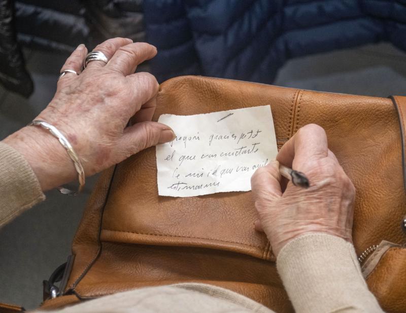 Missatge d'agraïment a una persona propera ja difunta escrit per una persona gran.