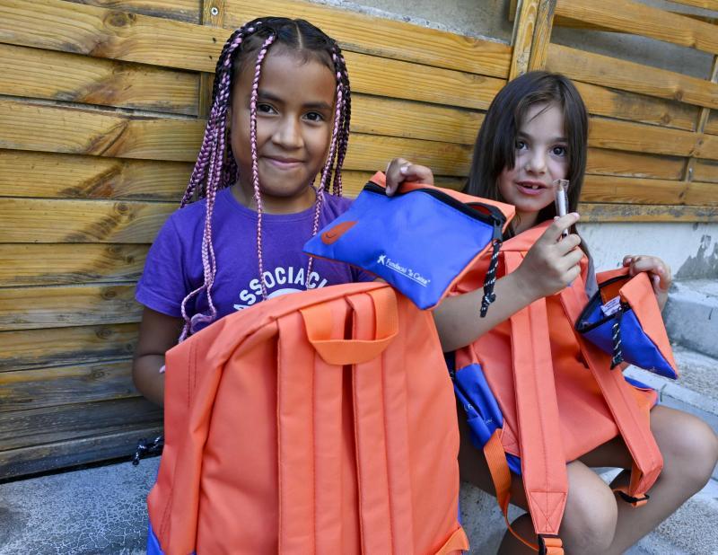 Dos niñas que participan en el programa CaixaProinfancia con su nuevo material escolar.