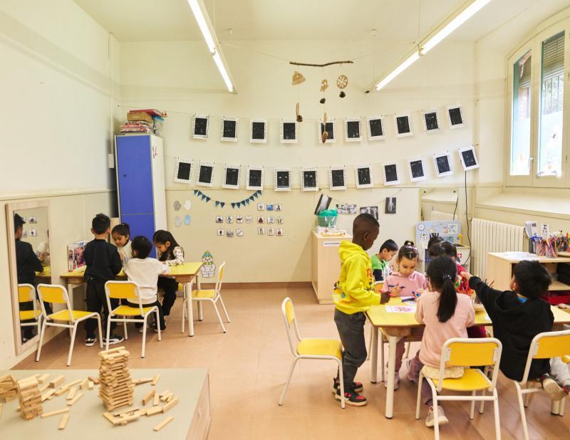 Alumnes de primària en una activitat col·laborativa a l'aula.