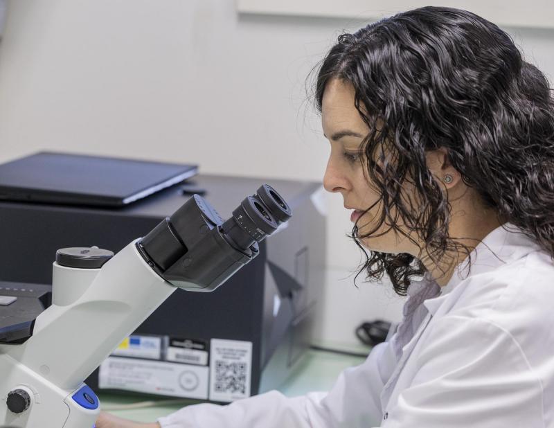 La investigadora Mireia López Siles, en el laboratorio de la Universitat de Girona.