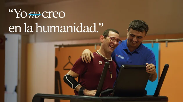 Texto: Yo no creo en la humanidad, con el 'no' tachado.