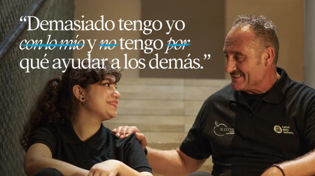 Texto: Demasiado tengo yo con lo mío y no tengo por qué ayudar a los demás, con las negaciones tachadas.